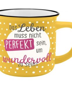 Gelber Porzellanbecher mit Motiv und Spruch "Leben muss nicht perfekt sein"