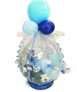 Geschenkballon in hell- und dunkelblau verpackt in Folie zur Geburt eines Jungen