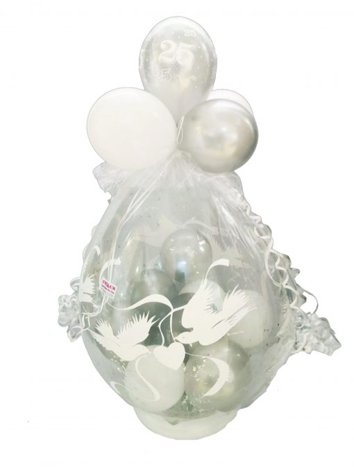 Geschenkballon in silber und weiß verpackt in Folie zur silbernen Hochzeit