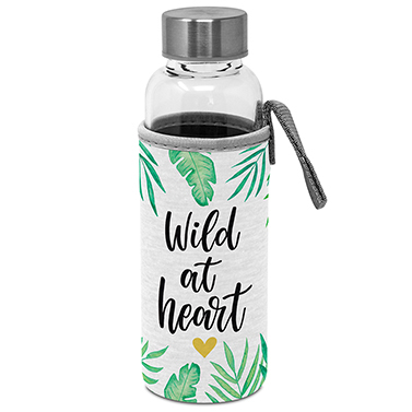 Glasflasche mit Schraubverschluss in grün/weißer Schutzhülle mit Schriftzug "Wild at Heart"