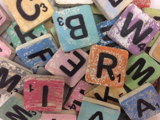 Scrabble - Holztafeln mit Buchstaben, Zeichen, Symbolen